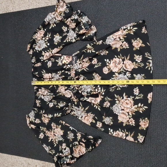BLUSH top.  Floral flowy top, off shoulder shirt w/ elastic waist.  Medium. NWT - Picture 7 of 15